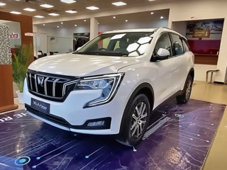 20241023060841_Mahindra_XUV700_showroom_image_1